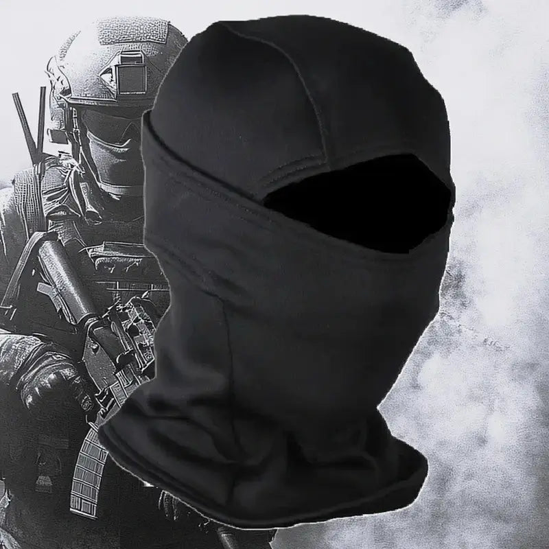 Image d'une cagoule tactique noire, conçue pour des missions militaires ou opérationnelles. La cagoule est présentée sur un fond de soldat équipé d'une tenue tactique dans une ambiance de fumée, symbolisant des activités extérieures exigeantes. Cette cagoule tactique offre une protection complète du visage et du cou tout en restant respirante et confortable.