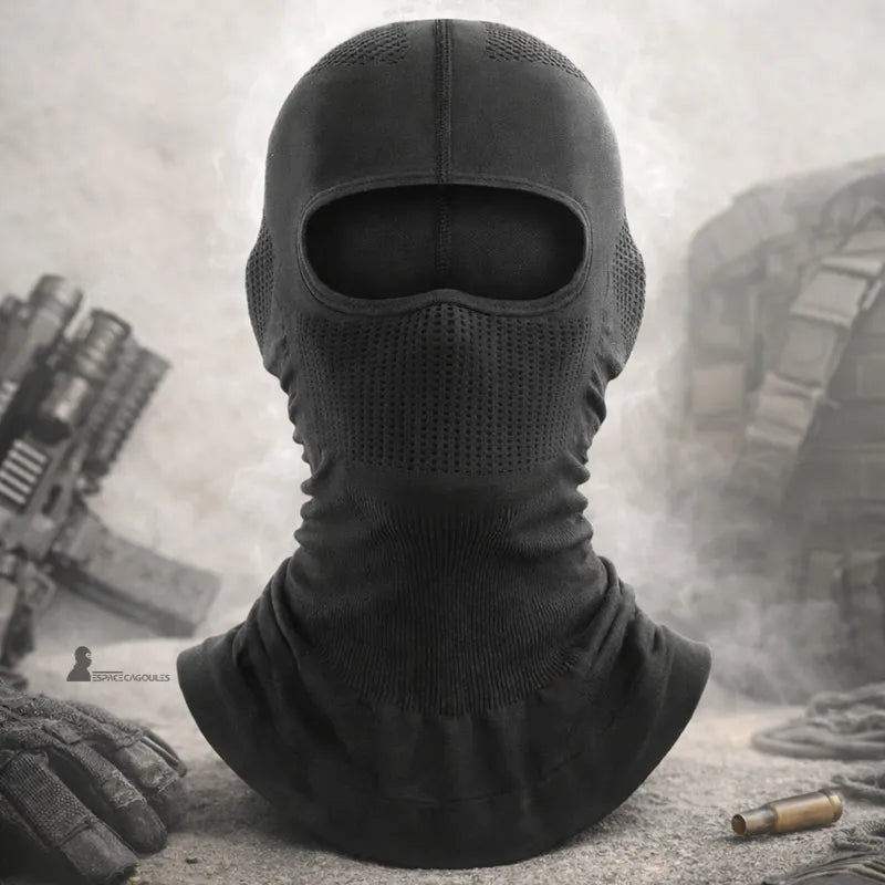 Taktische Sturmhaube aus dehnbarem technischem Stoff in Schwarz, mit einem Lochform und atmungsaktivem Netz im Mundbereich, Frontansicht in militärischem taktischen Umfeld - Bereich Sturmhauben.