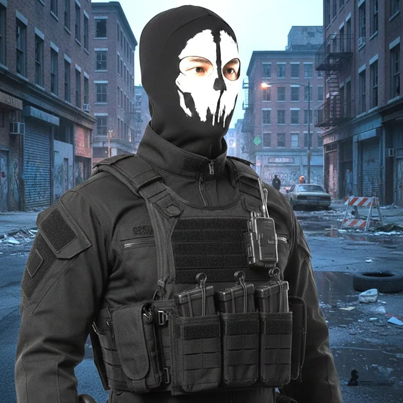Cagoule tête de mort Call of Duty en coton et spandex, forme intégrale 1 trou avec impression crâne blanc, vue portée de profil en environnement urbain avec équipement tactique - Espace Cagoules
