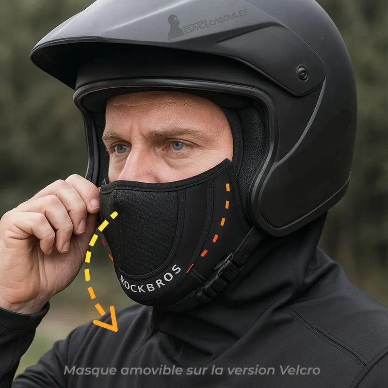 Cagoule thermique Moto – Motard ajustant le masque amovible à fixation Velcro sous un casque ouvert, en environnement urbain froid.