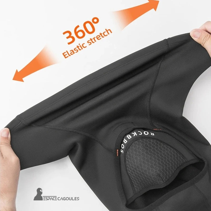 Motorcykel termisk balaclava â 360 ° stretch demonstration, med hĂ€nder som drar stretchtyg, vit bakgrund.