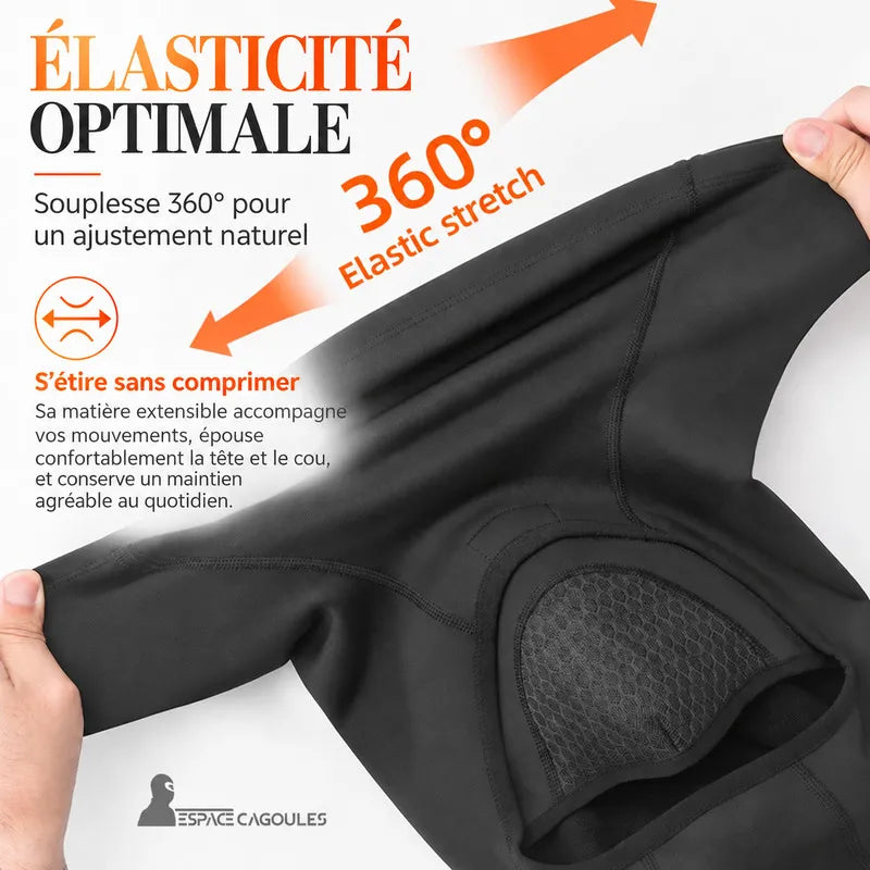 Mains étirant le tissu extensible de la cagoule thermique moto pour montrer sa souplesse - Espace Cagoules