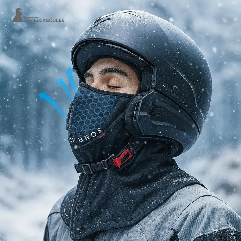 Cagoule thermique Moto – Motard portant la cagoule sous son casque en pleine neige, avec flèches bleues indiquant la respirabilité du masque.