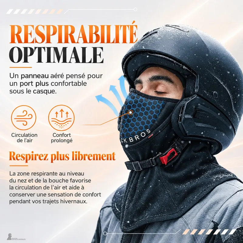 Motard sous un casque dans la neige, flèches montrant l'air qui circule à travers le panneau respirant nez et bouche - Espace Cagoules