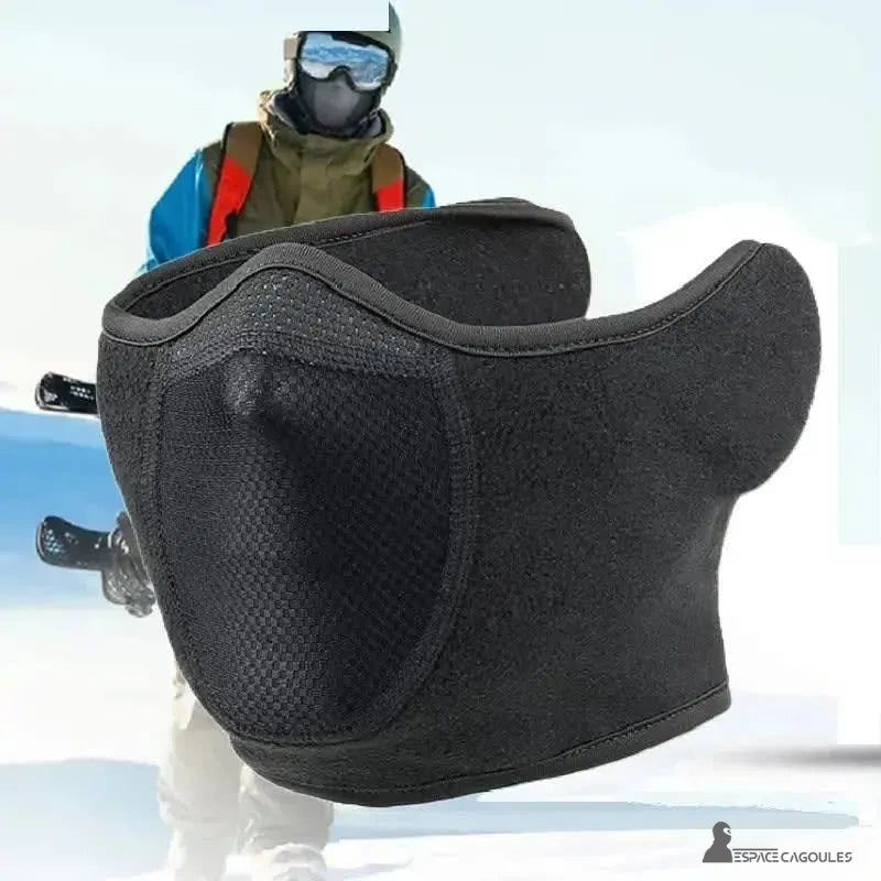 Schwarze Ski-Nackenkapuze aus warmem Fleece, die von einem Skifahrer in den Bergen getragen wird, optimaler Schutz vor Kälte