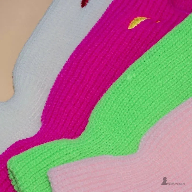 Cagoule tricot blanche détail de petite broderie rouge Born to die en zoom rapproché