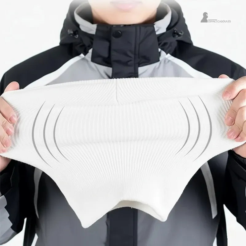 Cagoule tricot blanche présentée étirée avec élasticité par une personne en manteau de sport noir et gris