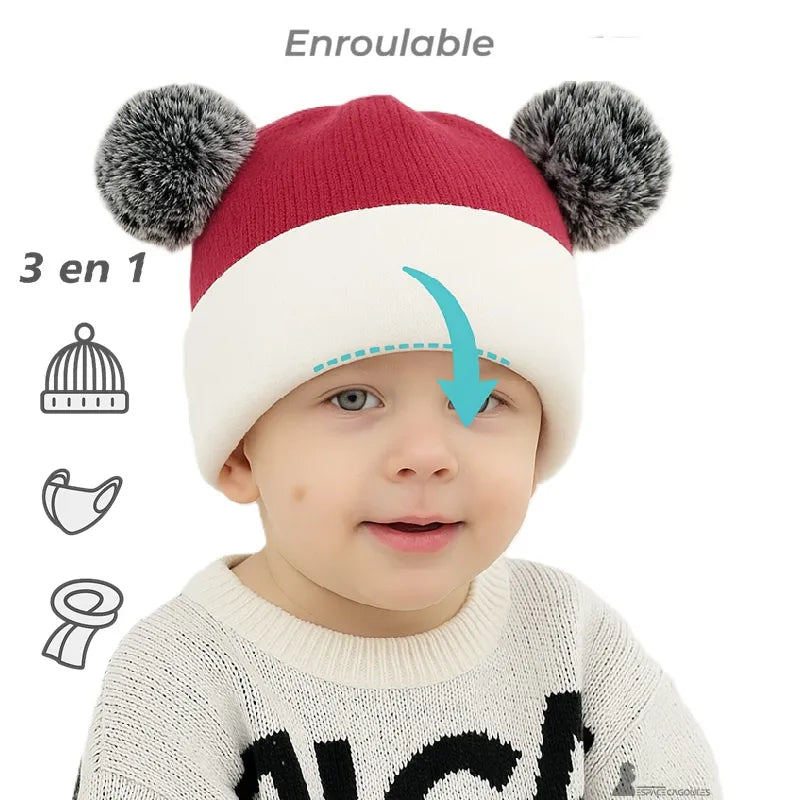 Cagoule tricot enfant rouge et blanche enroulable avec pompons gris, petit garçon en intérieur démonstration bonnet 3 en 1