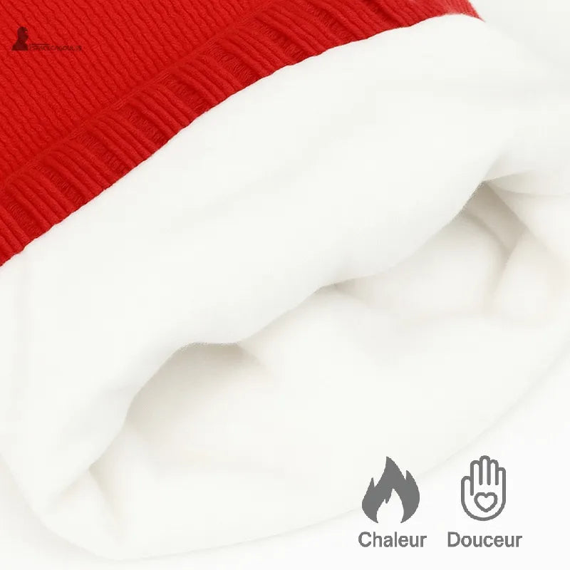 Cagoule tricot enfant rouge doublée polaire blanche, gros plan intérieur mettant en avant chaleur et douceur