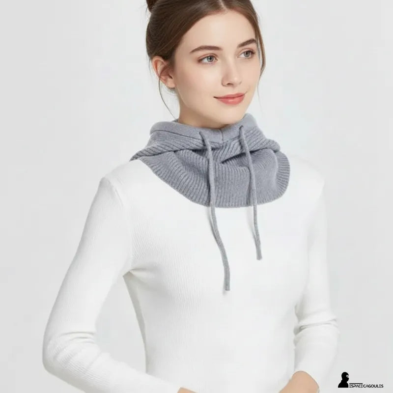 Strickhaube für Frauen in Hellgrau, als Halswärmer getragen mit Zugbändern, schlichte Innenausstattung, weiche und enganliegende Maschen für den täglichen Gebrauch – Espace Cagoules