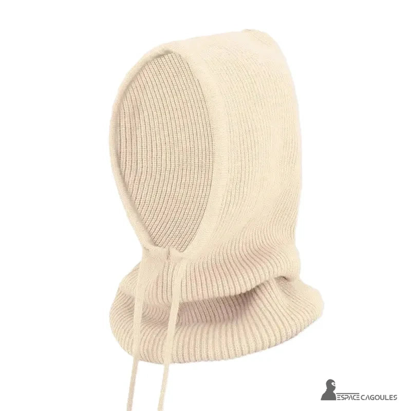 Beige gestrickte Damen-Sturmhaube posiert allein auf weißem Hintergrund, Seitenansicht