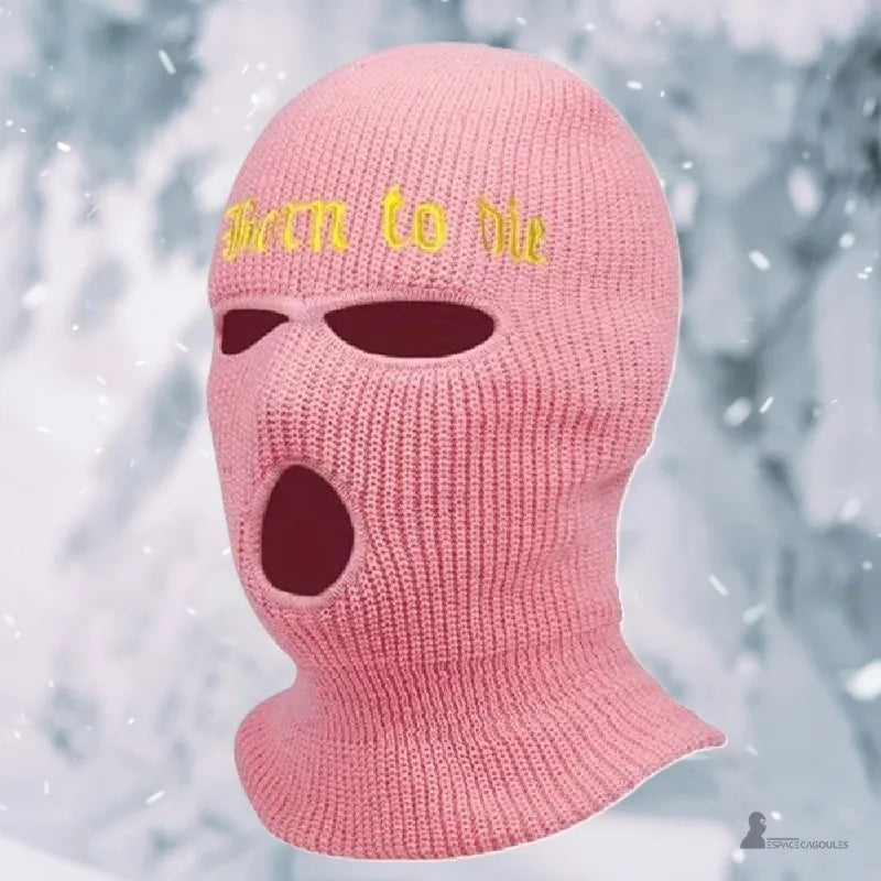 Cagoule tricot rose à trois trous avec broderie Born to die en extérieur hivernal enneigé