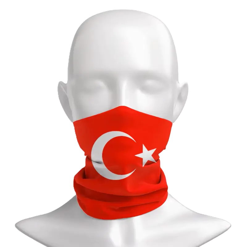 Cagoule Turquie rouge ornée du croissant de lune et de l'étoile blanche du drapeau turc, portée sur un mannequin blanc. Protection faciale polyvalente idéale pour le sport, la moto et les activités en extérieur. Fond noir pour un contraste marqué.