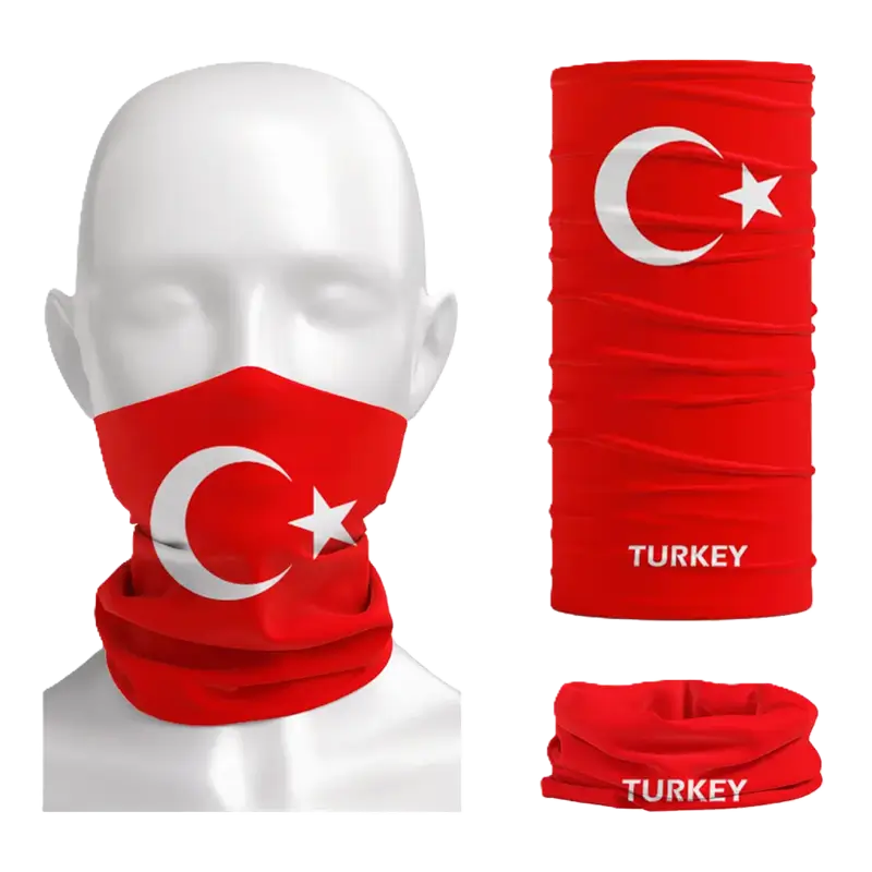 Cagoule Turquie en tissu rouge avec le croissant et l'étoile blanche du drapeau turc, portée sur un mannequin blanc. Protection faciale polyvalente couvrant le nez, la bouche et le cou, idéale pour le sport, la moto ou les activités extérieures.