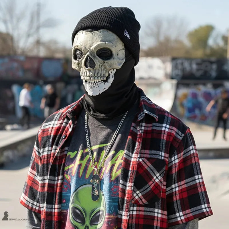 Cagoule type ghost recon portée par un homme avec bonnet noir et chemise à carreaux dans un skatepark - Espace Cagoules