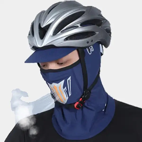 Zooma in på andningsområdet i munnen för damernas cykelhuva, blå.