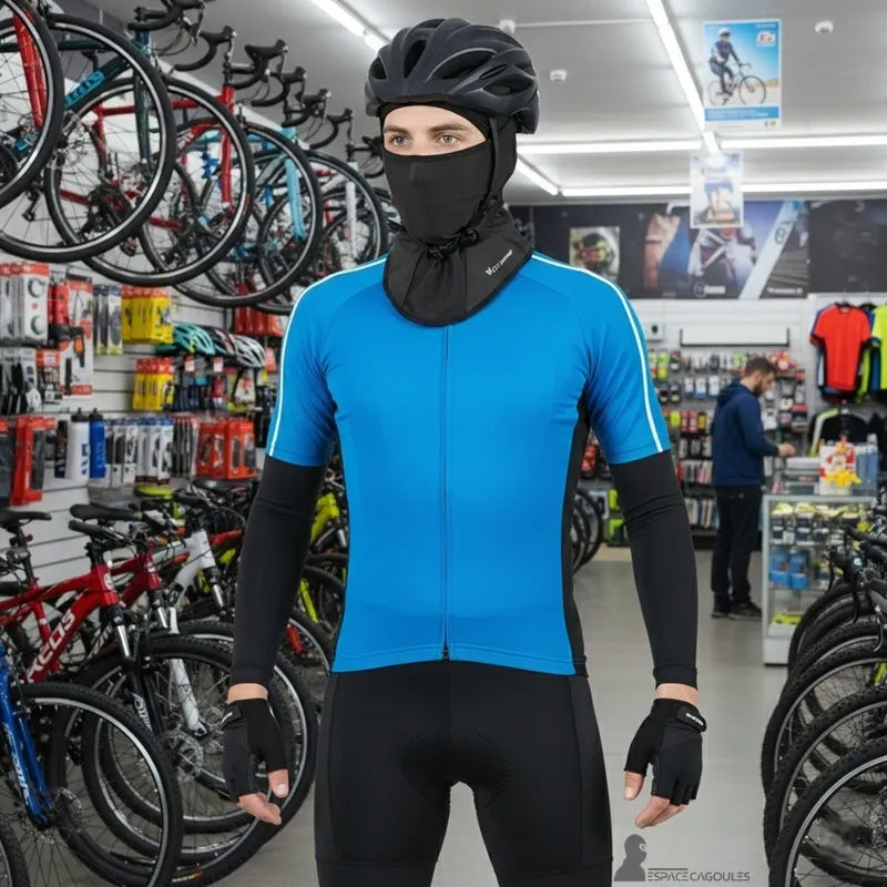 Cagoule Vélo été respirante noire portée par cycliste en tenue bleue dans magasin de vélos, protection sous casque été