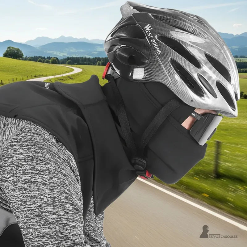 Cagoule Vélo été respirante portée par un cycliste avec casque sur route de campagne, protection respirante et anti-UV