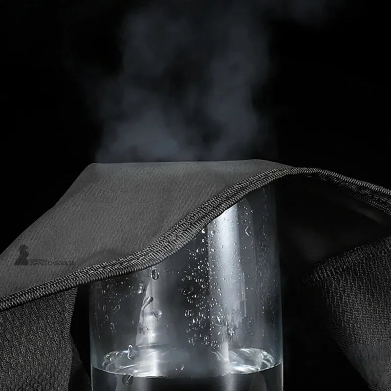 Cagoule Vélo été respirante tissu noir testé sur verre avec vapeur, démonstration de respirabilité et séchage rapide