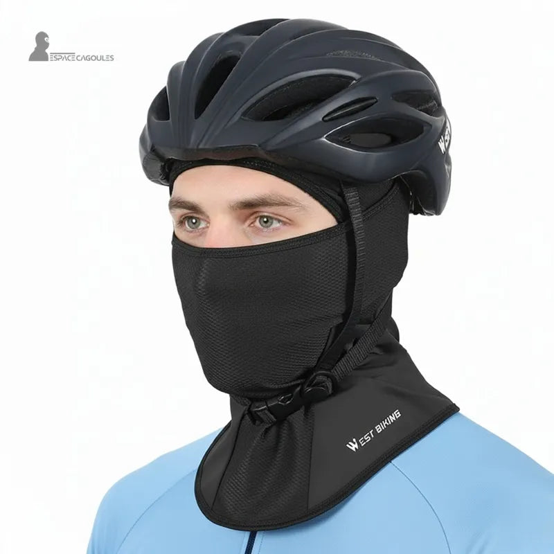 Cagoule Vélo été respirante portée par un cycliste avec casque sur route de campagne, protection respirante et anti-UV