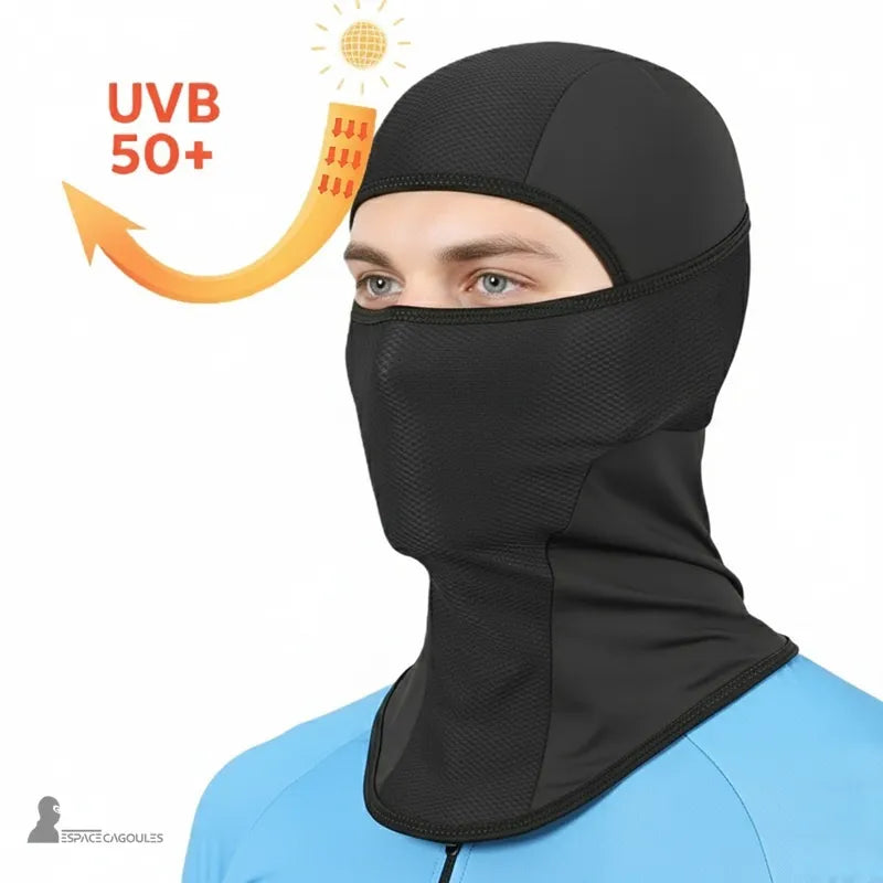 Cagoule Vélo été respirante noire portée sans casque, protection solaire UVB 50+ affichée, idéale pour sorties vélo estivales