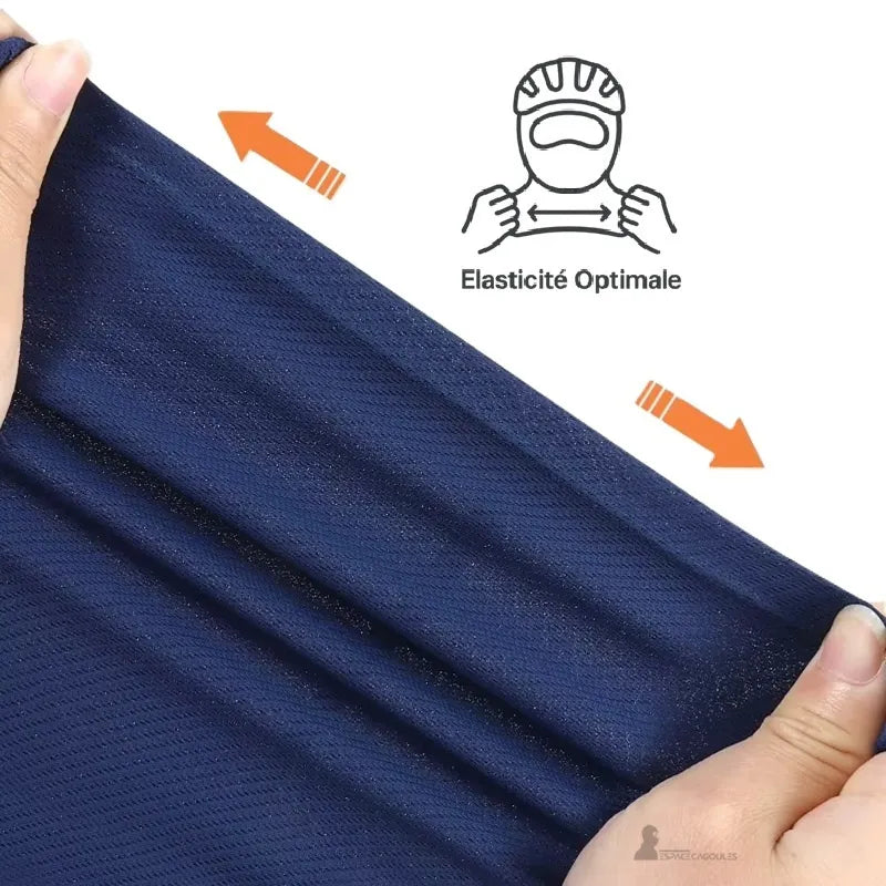Zoom sur textile extensible bleu tiré entre les mains illustrant élasticité du tissu technique - Espace Cagoules