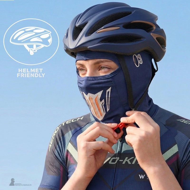 Cagoule vélo femme bleue portée sous casque avec ajustement jugulaire et ouverture visage ergonomique - Espace Cagoules