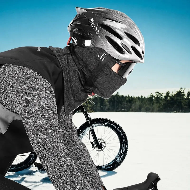 Ciclista dotato di cofano nero per il freddo e apertura pieghevole, su terreni innevati - Espace Cagoules