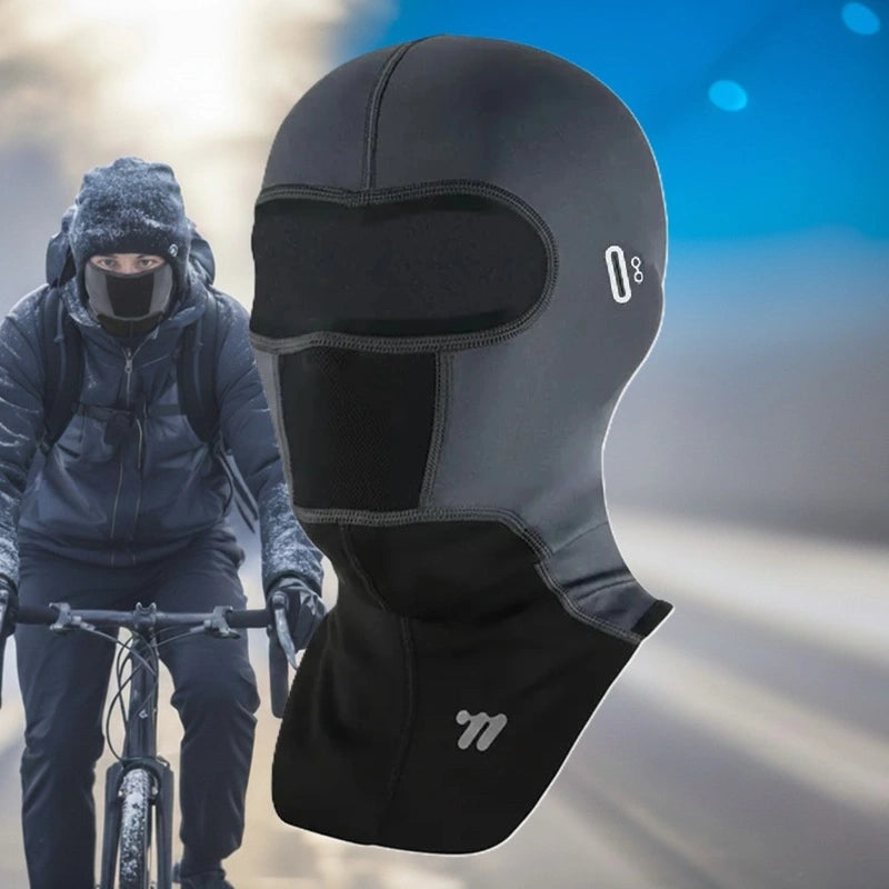 Cagoule vélo hiver à plastron portée par un cycliste, textile technique avec doublure polaire, forme intégrale couvrant tête et cou, vue portée en environnement extérieur par temps froid - Espace Cagoules