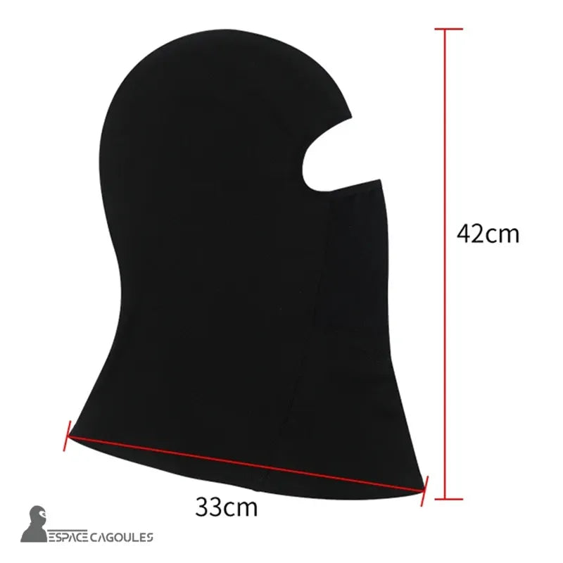 Cagoule vélo hiver noire mesurant 42 cm de hauteur sur 33 cm de largeur, vue à plat