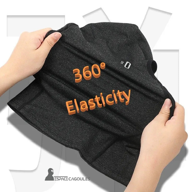 Cagoule vĂ©lo hiver extensible 360° en tissu noir tirĂ© Ă la main pour illustrer lâĂ©lasticitĂ© complĂšte