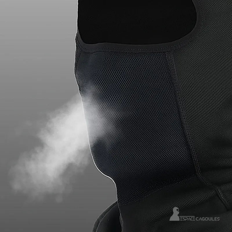 Cagoule vélo hiver avec zone respirante en maille noire laissant échapper la vapeur pour une meilleure ventilation