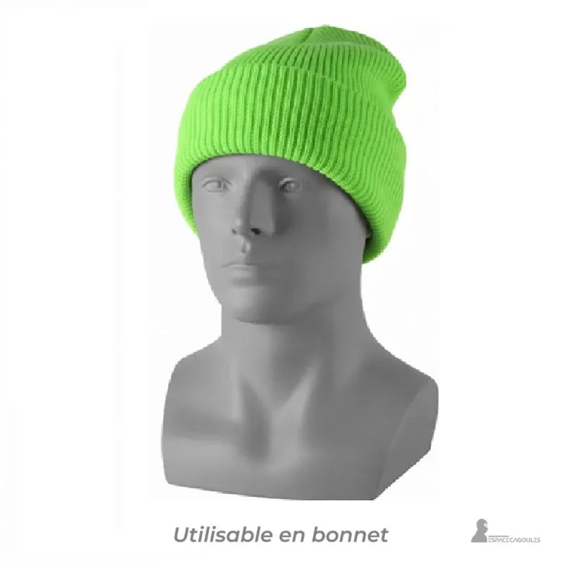 Passamontagna verde neon trasformata in un cappello lavorato a maglia, presentato su un manichino grigio, accessorio versatile per l'inverno