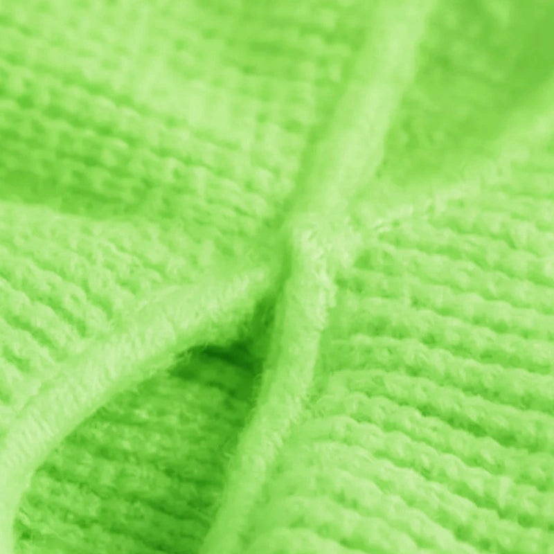 Passamontagna verde fluo – primo piano sulla maglia spessa verde fluo che mostra la texture, le fibre e la qualità del lavoro a maglia – Spazio Passamontagna