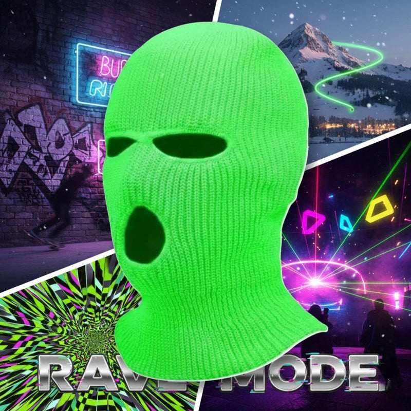 Passamontagna verde fluo – Passamontagna lavorata a maglia con tre fori in verde fluorescente, presentata su un montaggio visivo in atmosfera rave con neon, graffiti e paesaggi notturni – Spazio Passamontagna