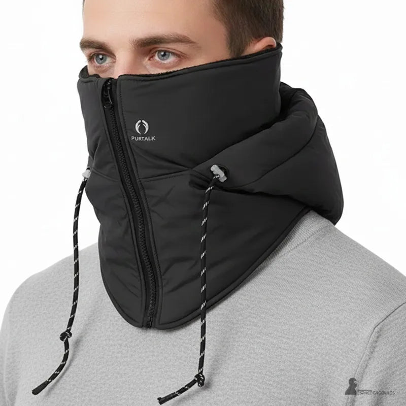 Cagoule waterproof noire portée sur le visage, tissu extérieur imperméable et intérieur polaire chaud, forme enveloppante couvrant le bas du visage et le cou, vue de face - Espace Cagoules