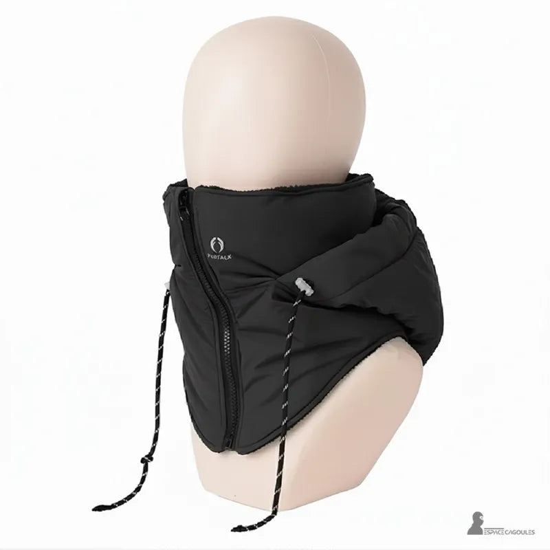 Cagoule waterproof noire portée sur mannequin, matière extérieure imperméable avec doublure polaire, forme enveloppante couvrant le cou et la nuque, vue arrière - Espace Cagoules