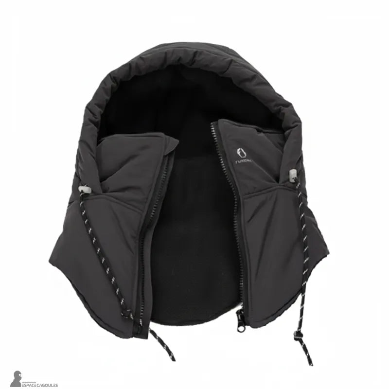 Cagoule waterproof présentée ouverte à plat, tissu extérieur imperméable et intérieur polaire, forme capuche avec tour de cou intégré, vue du produit déplié - Espace Cagoules