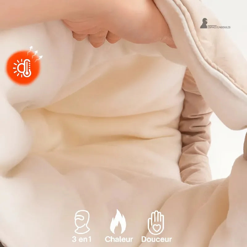 Cagoule waterproof montrant la doublure intérieure en polaire douce, matière chaude et confortable, forme matelassée, vue rapprochée de l’intérieur - Espace Cagoules