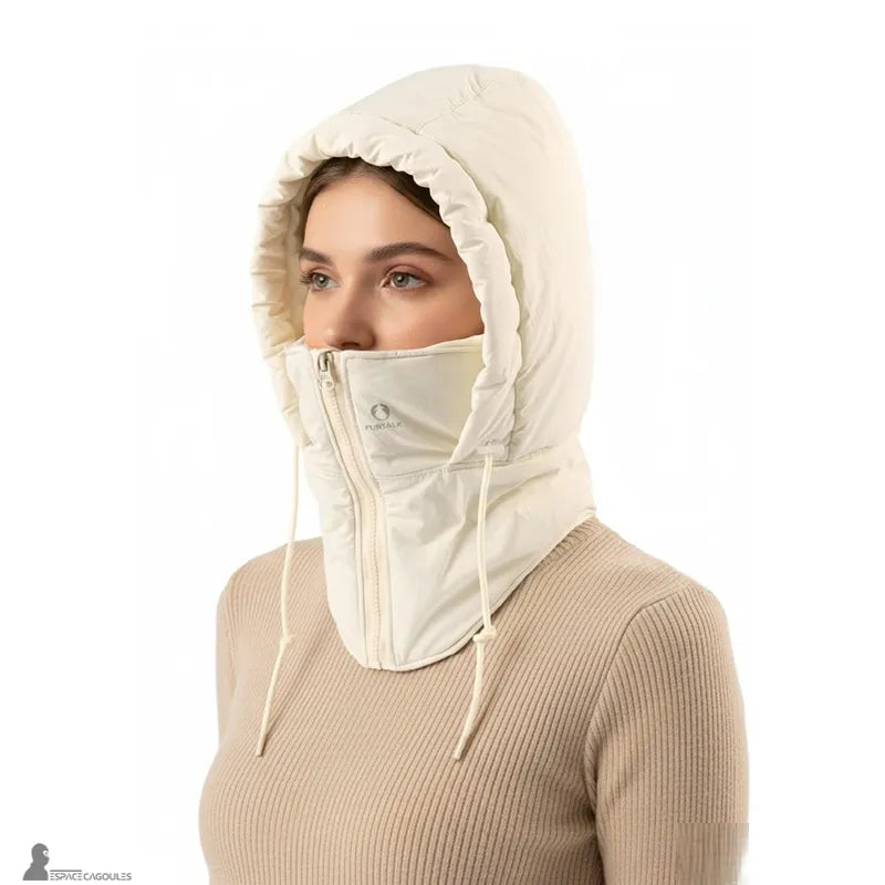 Cagoule waterproof blanche portée relevée sur la tête, matière imperméable avec intérieur polaire, forme capuche enveloppante couvrant le visage, vue portée - Espace Cagoules