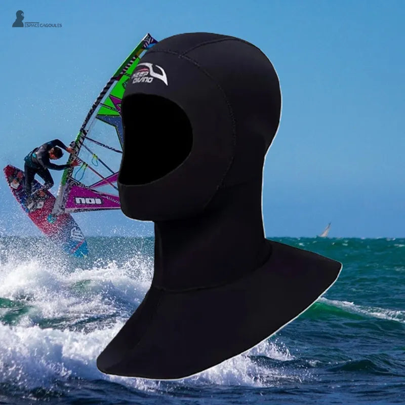 Vindsurfare i aktion på vågorna bredvid en svart neopren windsurfingbalaklava med lång haklapp – Espace Cagoules