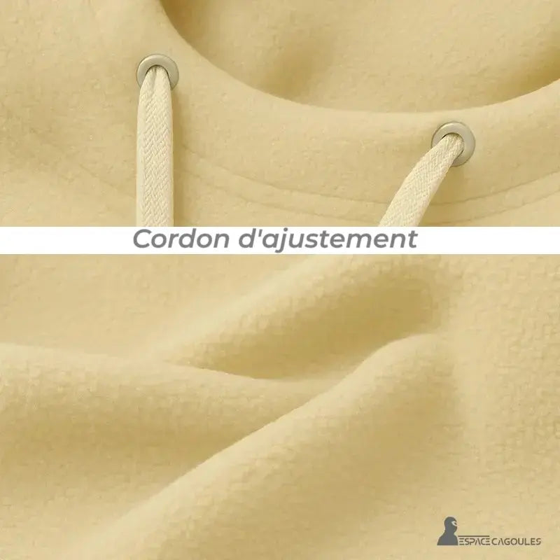 Beige women's balaclava hood, close-up on the drawstring at the front of the neck, a detail of the fleece fabric is visible.