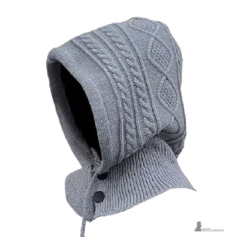 Cofano Passamontagna in maglia grigio vista di lato, dettagli dei motivi a trecce e della chiusura dei bottoni, comfort e calore