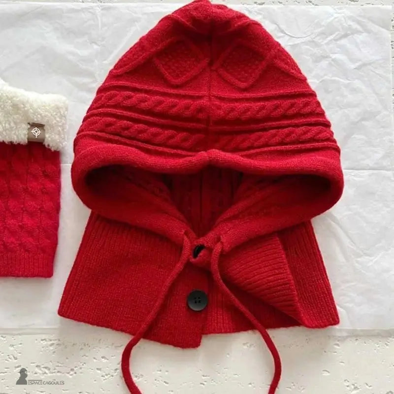 Passamontagna con cappuccio Rosso, maglia su superficie leggera, treccia con bottoni e cordoncini, eleganza e calore invernale