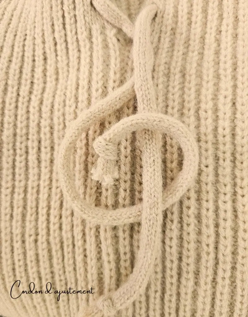 Gros plan sur le détail du cordon en maille torsadée d’une Capuche Tricot Femme beige. Texture douce et finition soignée pour un ajustement confortable et sécurisé.