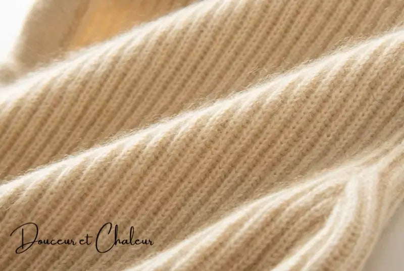 Zoom sur la texture en maille côtelée d’une Capuche Tricot Femme beige. Maille épaisse et douce, offrant chaleur et confort pour l’hiver.
