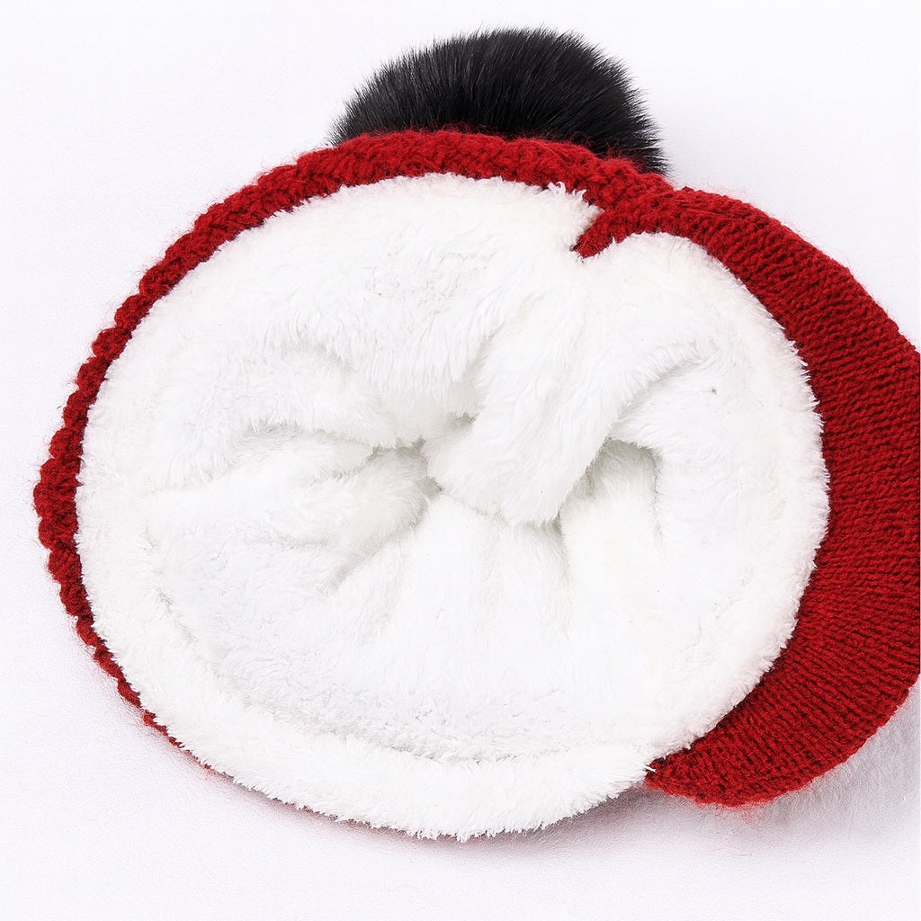 Gros plan sur l'intérieur d'une casquette bonnet enfant en laine rouge avec doublure polaire blanche douce, offrant chaleur et confort pour les journées froides.