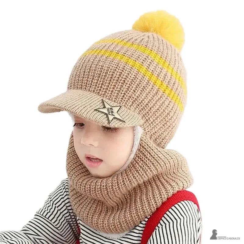 Casquette bonnet enfant marron tricot avec pompon jaune, rayures jaunes et visière, porté par un garçon