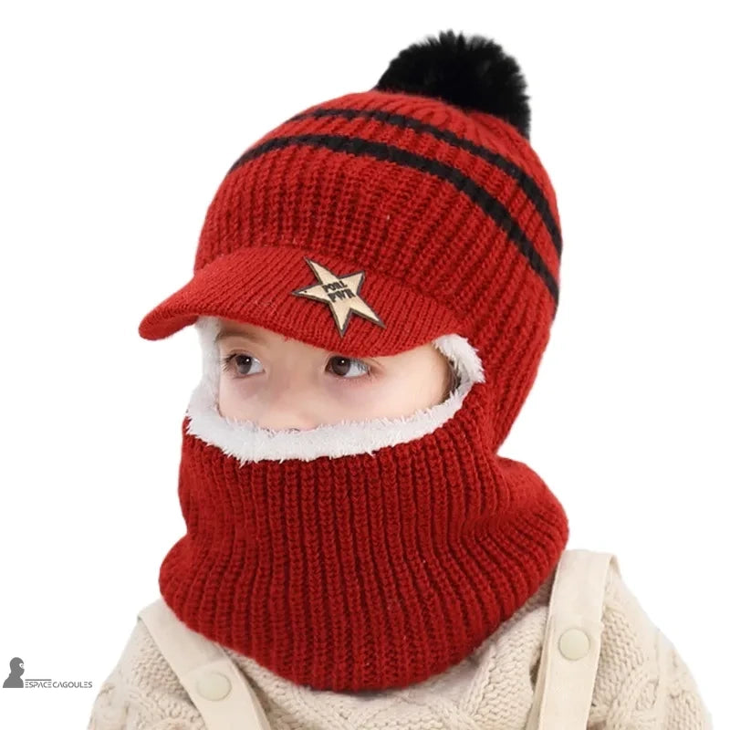 Casquette bonnet enfant rouge tricot avec pompon noir et rayures noires, garçon portant une cagoule intégrée à l’intérieur