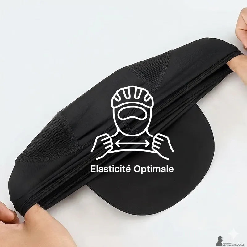 Casquette cagoule été noire avec visière tenue et étirée entre deux mains montrant l’élasticité du tissu technique, vue de détail – Espace Cagoules